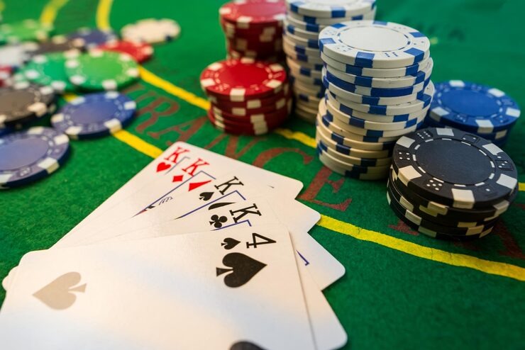 Live dealer dealing cards in Kembang Kempis game on sempurna